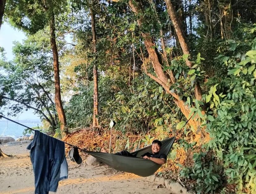 I switched from using a tent to a hammock while traveling in southern Thailand. Here in Khao Lak, I sleep surrounded by the smell of the sea and the sound of waves.