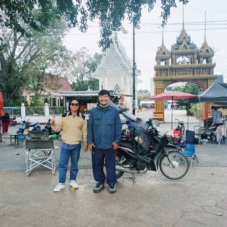 Took a picture with P'Pom, a friendly coffee vendor who helped arrange a campsite by the Mekong River in Sri Chiangmai, Nong Khai, with a view of Vientiane, Laos DPR.