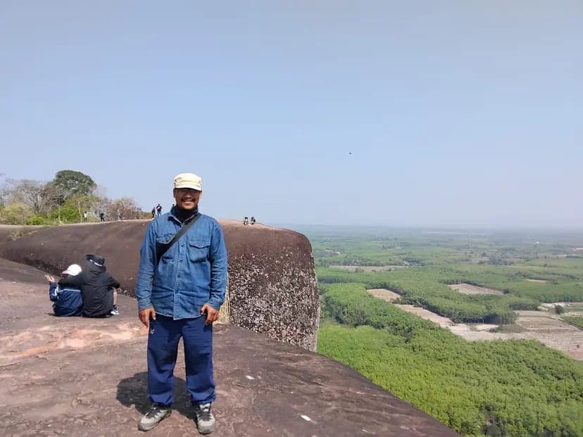 Hin Sam Wan is a truly exotic natural site with three large rocks resembling a family of whales. Locals imagine them as a whale family: dad, mom, and child.