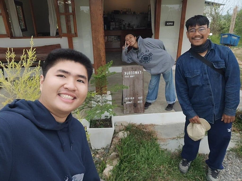 Meeting a new friend Nong Game and Nong Mind at Taweesuk Farm & Cafe in Chiangkong, Chiangrai.